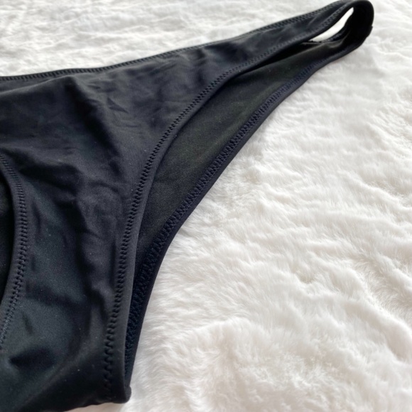 NWOT H&M black low rise bikini bottoms in Size 8 - Picture 2 of 9
